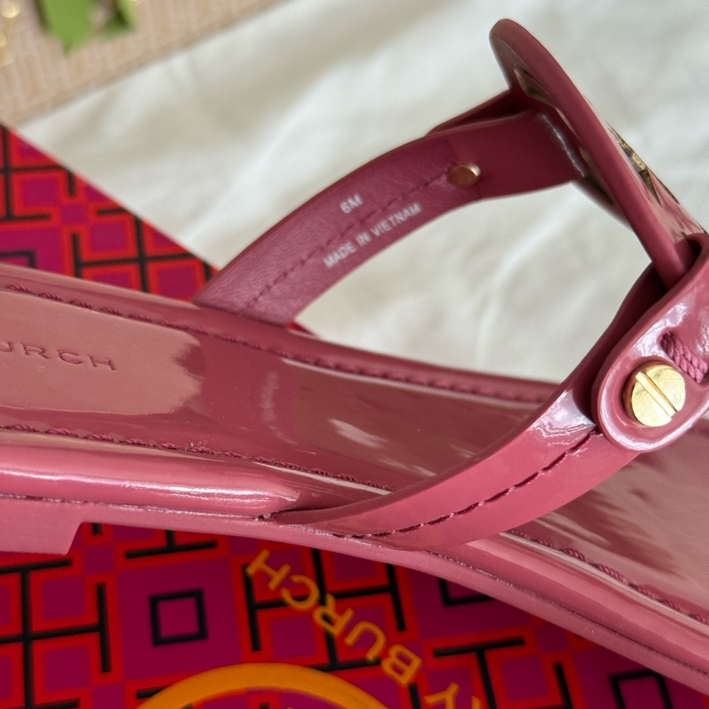 New Tory Burch miller patent leather sandals in washed berry color - Picture 4 of 8